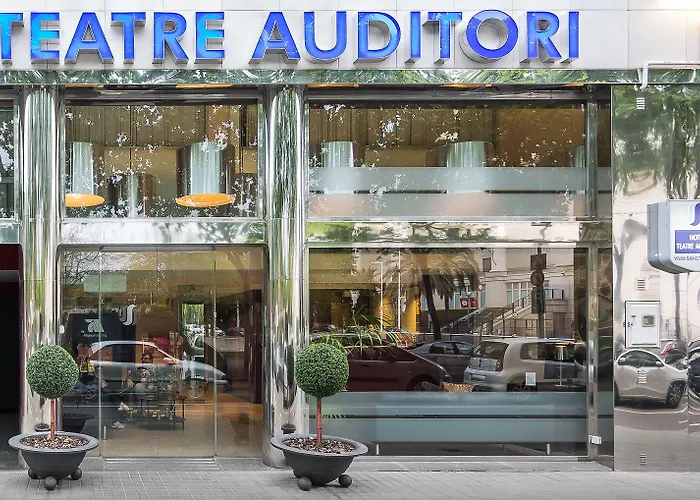 מלון Sm Teatre Auditori 3*