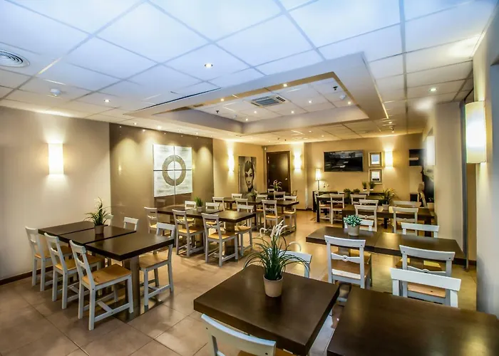 Sm Teatre Auditori מלון 3*